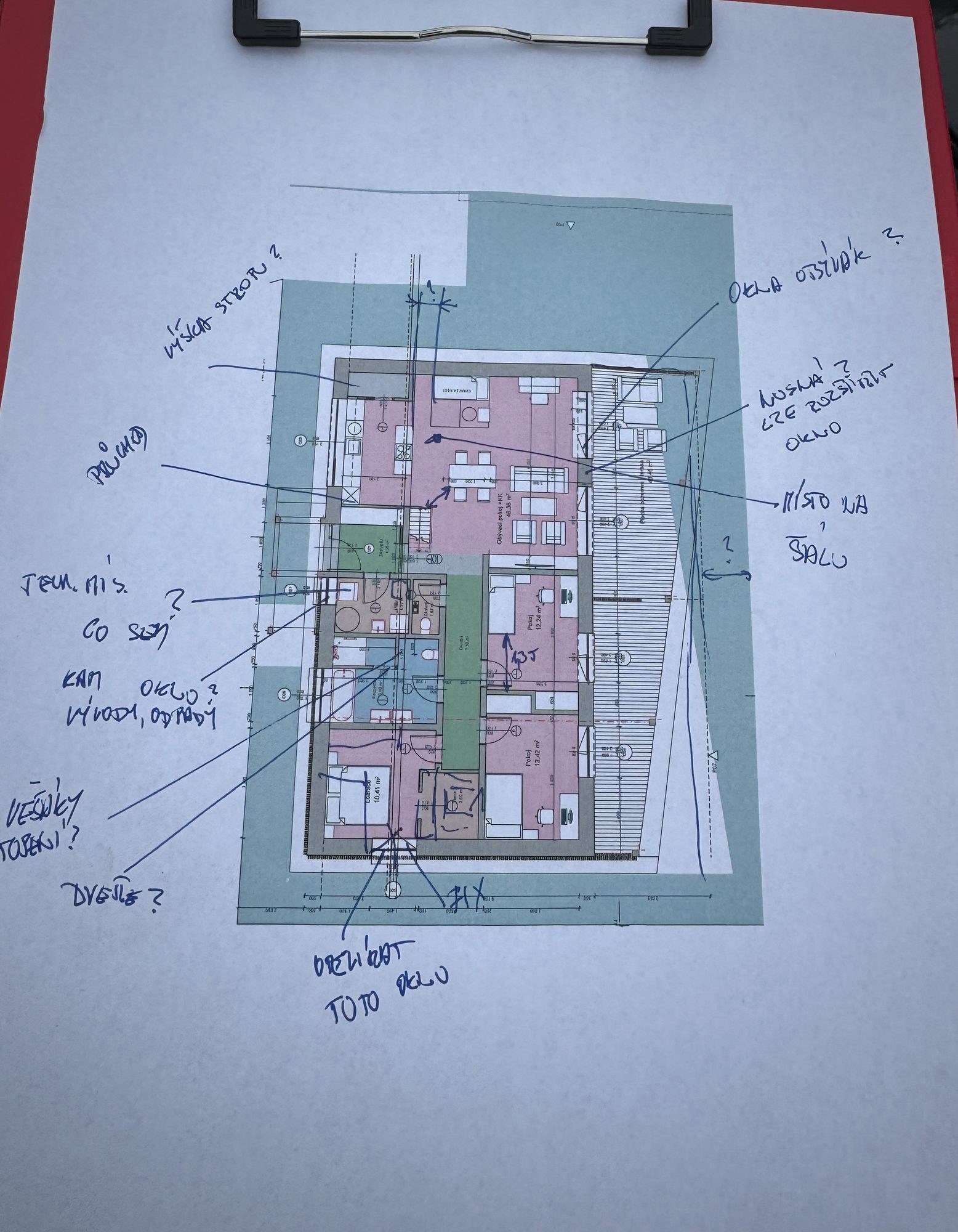 Půdorys s ručně vyznačenými změnami klientky po VR prohlídce